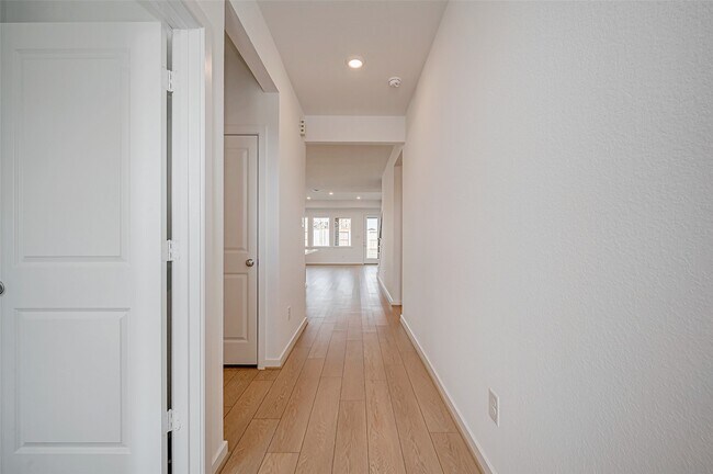 Building Photo - 1127 Sugar Dr