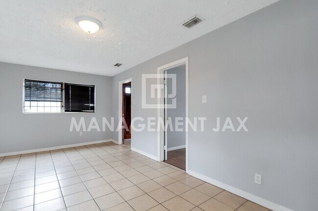 Building Photo - 1464 W 6th St
