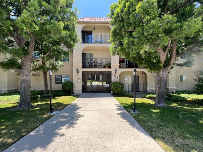 Main entrance to the building - 3010 Montrose Ave