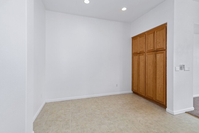 Building Photo - Spacious 3-Bed, 2-Bath Single Level Home