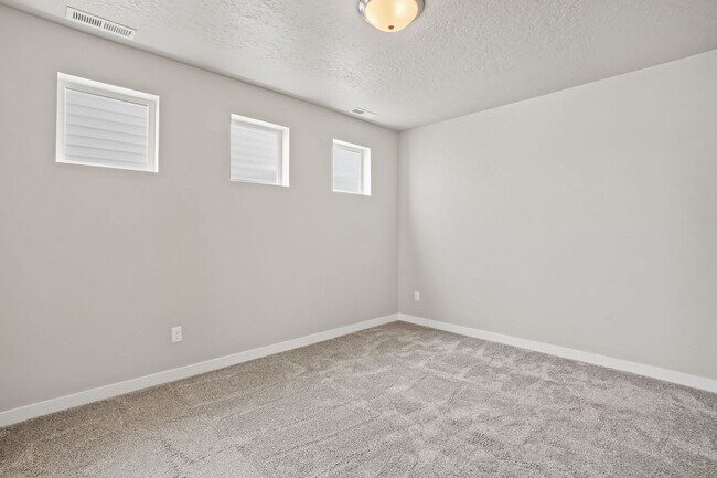 Building Photo - Beautiful 3bd/2.5ba Home w/Office Space & Bonus Loft