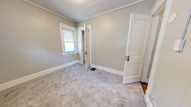 Building Photo - Old Brooklyn - 3 Bedroom Single Family Home