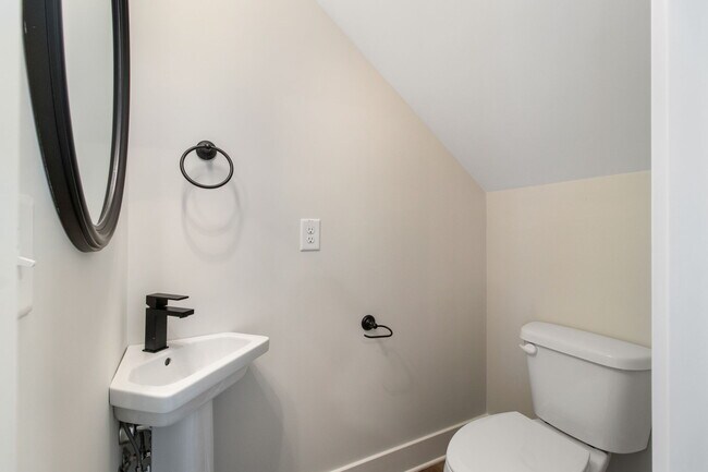 Building Photo - 160 Excell Rd