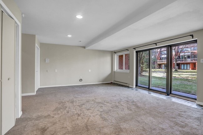 Building Photo - AMAZING SPACIOUS END UNIT TOWNHOUSE IN PRIME LOCATION