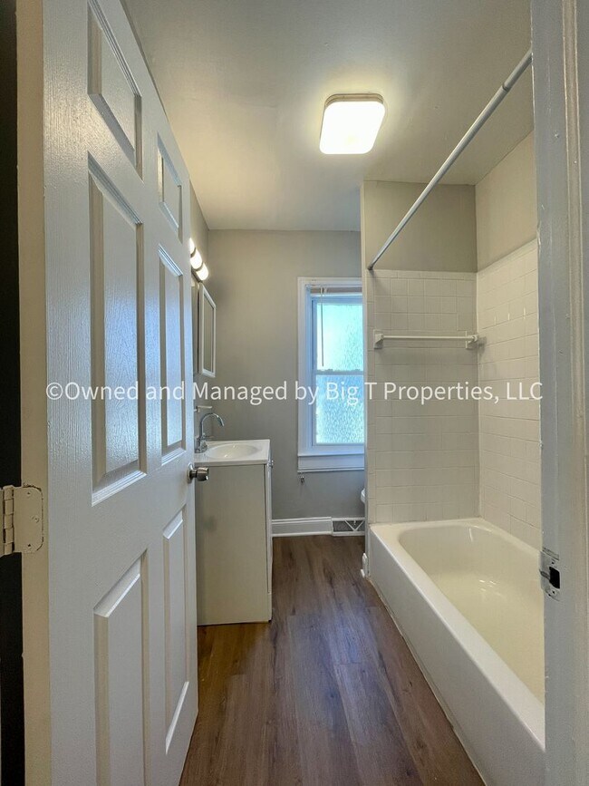 Building Photo - Updated Townhouse in trending location!