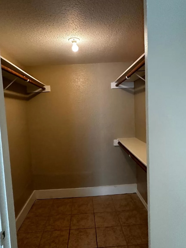 Building Photo - 9797 Leawood Blvd