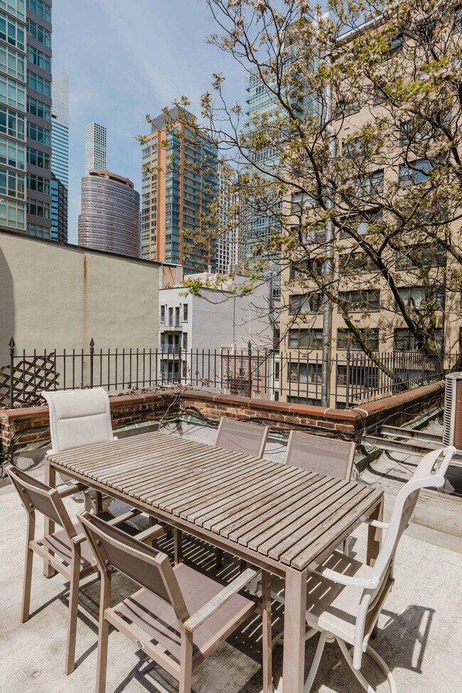 Building Photo - 323 E 51st St