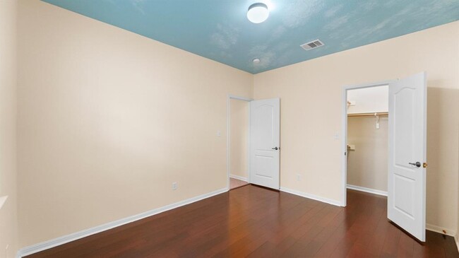 Building Photo - 7808 Alophia Dr