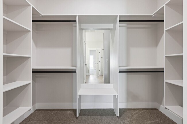 Building Photo - LEASE TAKE OVER PLEASE CALL TENANTS BRITTNEY 480-868-7733 OR Gunner Norton 480-450-0666 -FOR THIS...