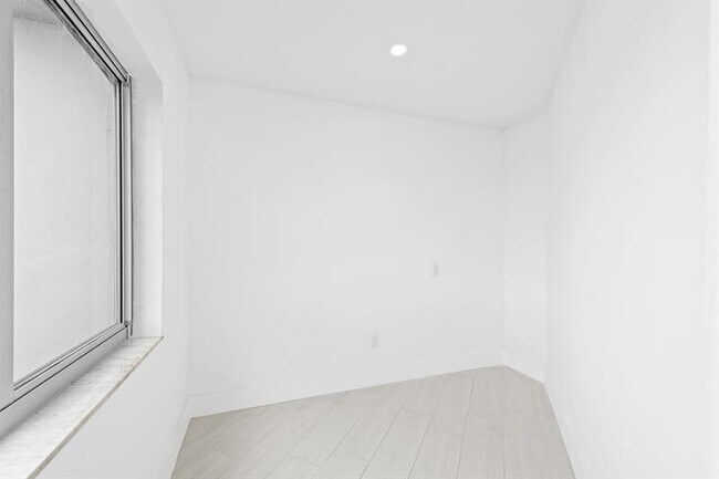 Building Photo - 877 NE 195th St