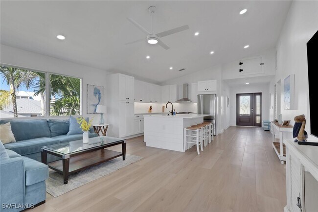 Building Photo - 2700 Gulfview Dr