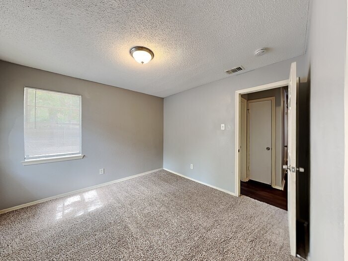 Building Photo - 1609 Parkhaven Dr