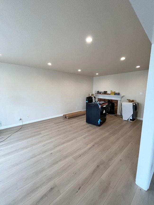 Building Photo - Top Floor 4x2