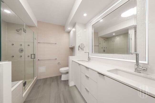 Building Photo - 300 E 77th St