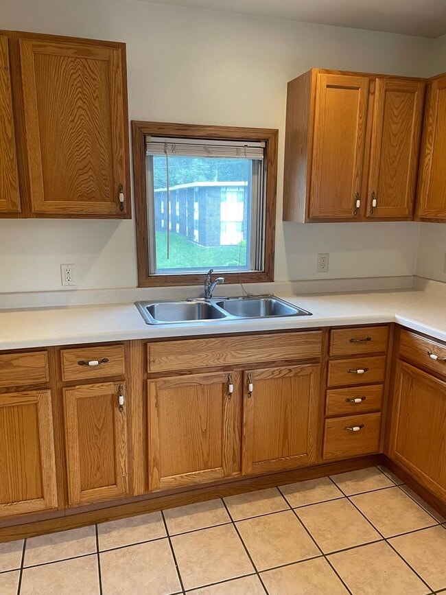 Building Photo - 1214 S Dewey St