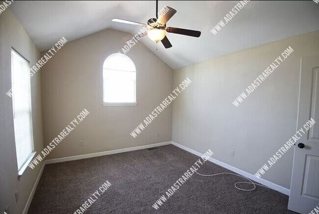 Building Photo - Spacious 3 Bedroom/2.5 Bath Townhome in Platte City-Available in JULY!!