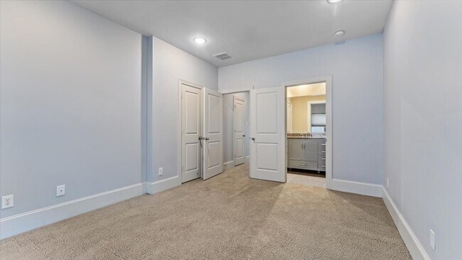 Building Photo - 931 W 23rd St