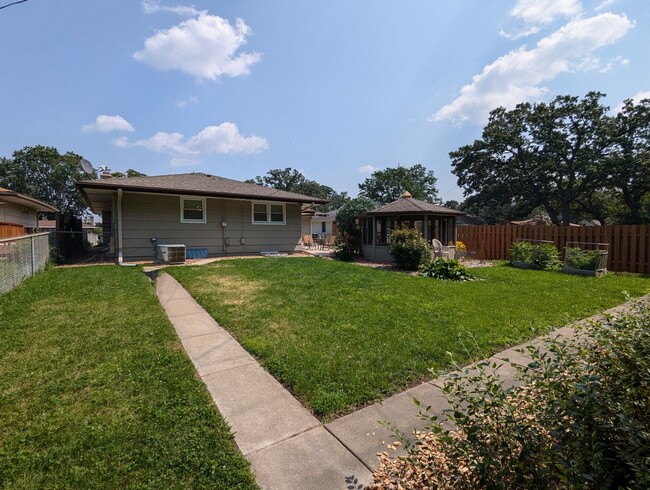 Building Photo - Charming & Spacious Home in the Heart of R...