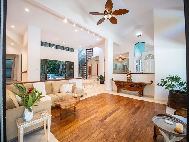 Building Photo - Beautiful Furnished, 2 Bed, 3 Bath, Gated ...