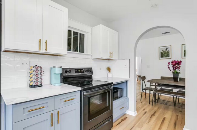 Building Photo - Furnished 2-Bedroom Corner Lot Home in Old Seminole Heights!