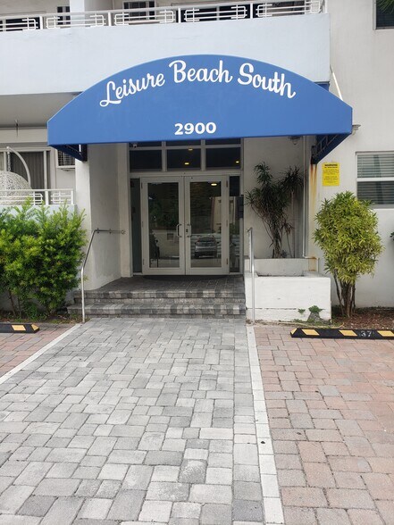 main entrance - 2900 Banyan St
