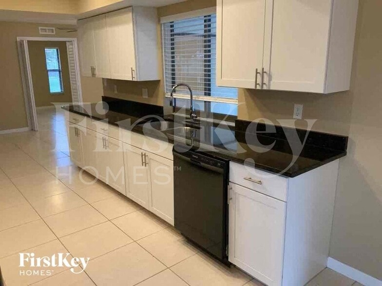 Building Photo - 233 SW 38th St