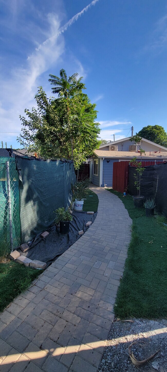 Building Photo - 7415 Beckford Ave