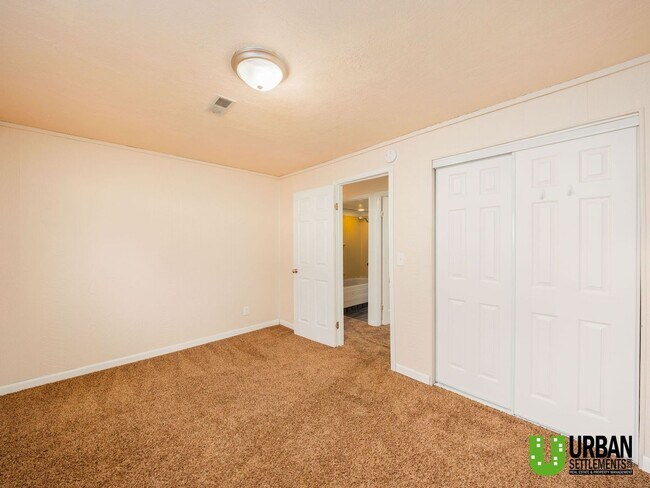 Building Photo - 4 bedroom 2 bath room house for rent in So...