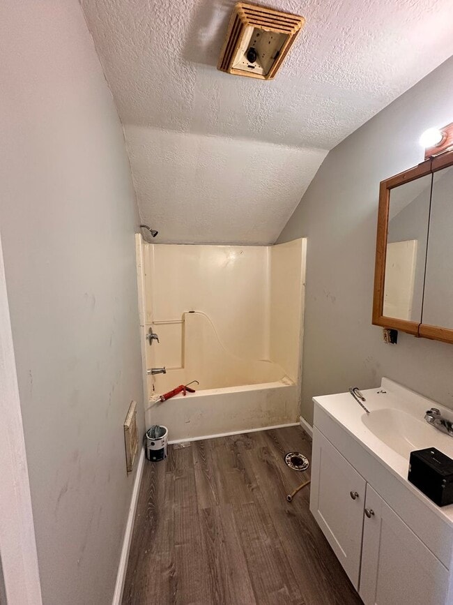 Building Photo - Three Bedroom Home in Willard, OH