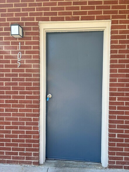 Primary Photo - 601 N Main St