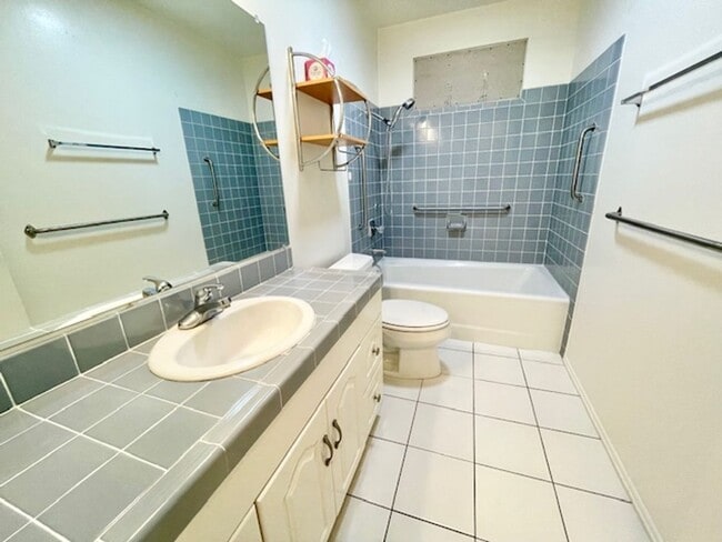 Building Photo - Bright single level 2 bed 1 bath Duplex