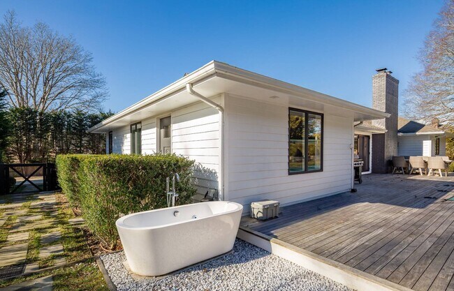 Building Photo - 91 Pantigo Rd