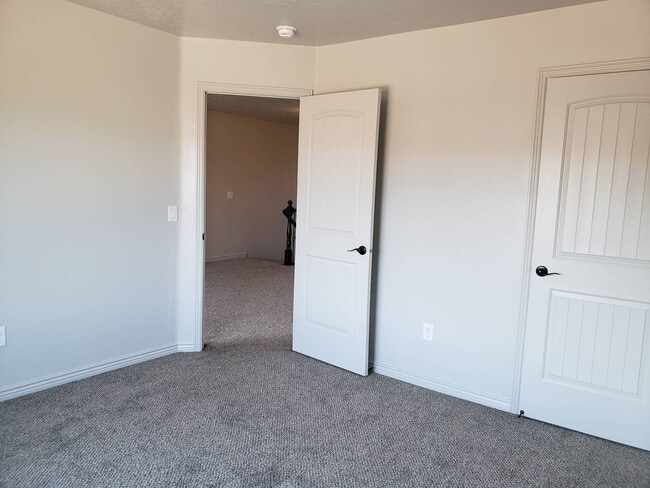 Building Photo - Gorgeous 3 bedroom 2.5 baths with great am...