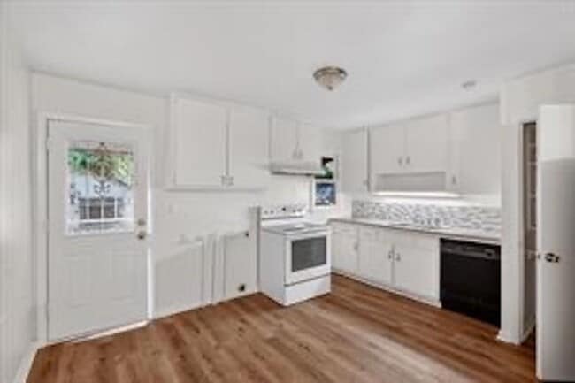 Building Photo - MOVE IN READY 4-BED 2-BATH