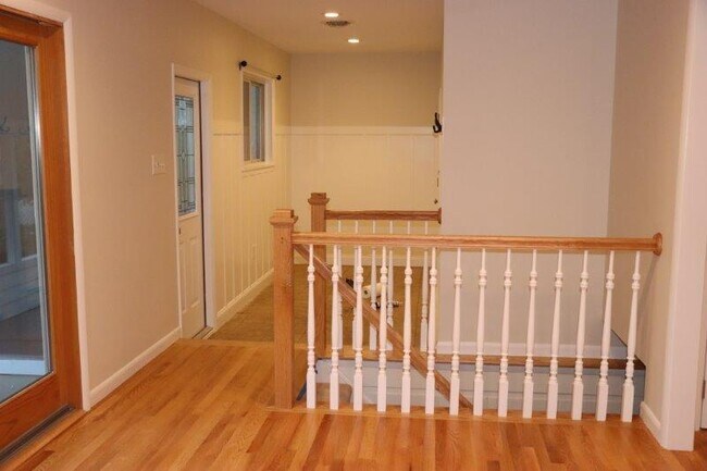 Building Photo - 300 Caroline St