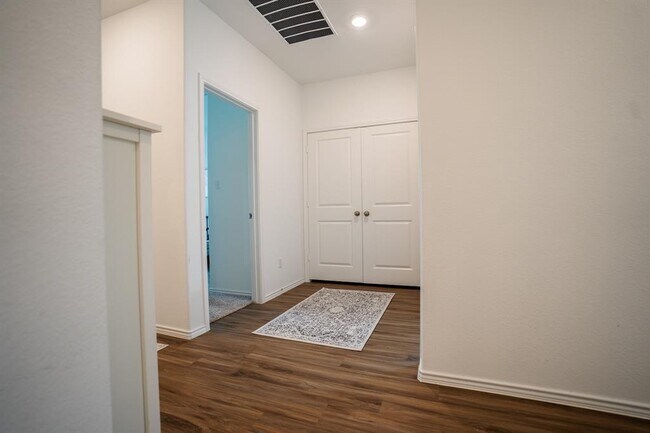 Building Photo - 208 Prairie Dog Town Dr