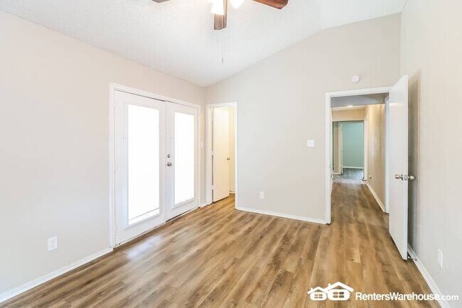 Building Photo - Newly renovated spacious 4 bed/2 bath, wit...