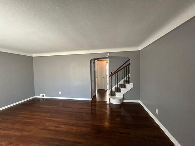 Building Photo - Spacious 3-Bedroom, 2-Bath House in South Euclid
