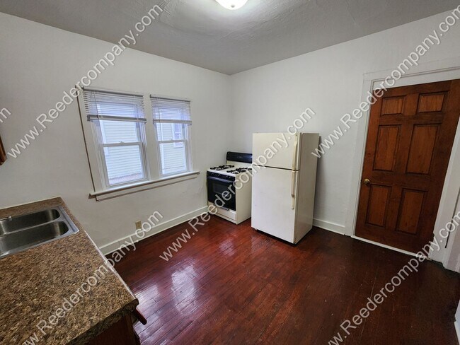 Building Photo - Spacious 3 bedroom house