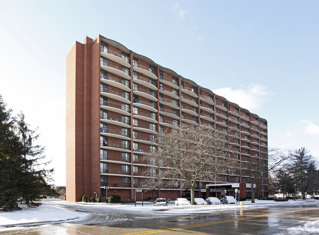 Building Photo - Hubbard Manor West