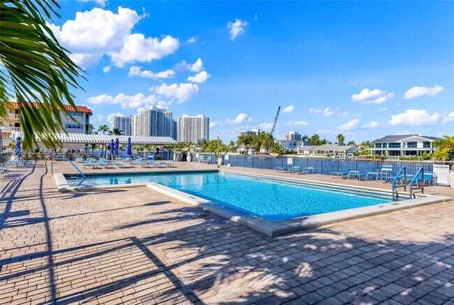 Building Photo - 2049 S Ocean Dr