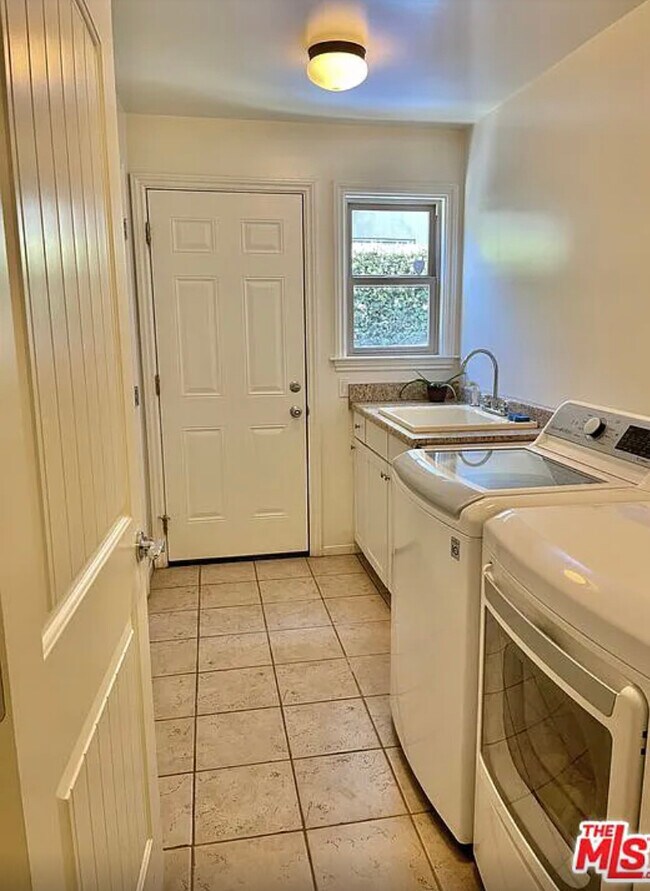 Building Photo - 3250 Midvale Ave