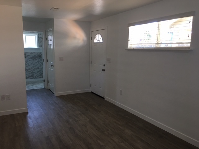 Building Photo - Mid Town Petaluma 3 bedroom 2 bath Gorgeou...