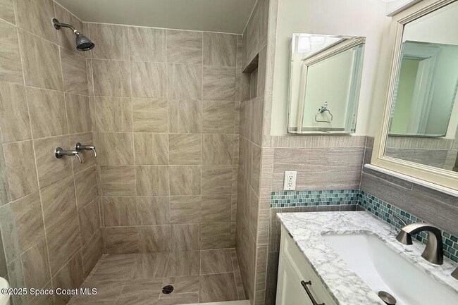 Building Photo - 544 Biscayne Dr