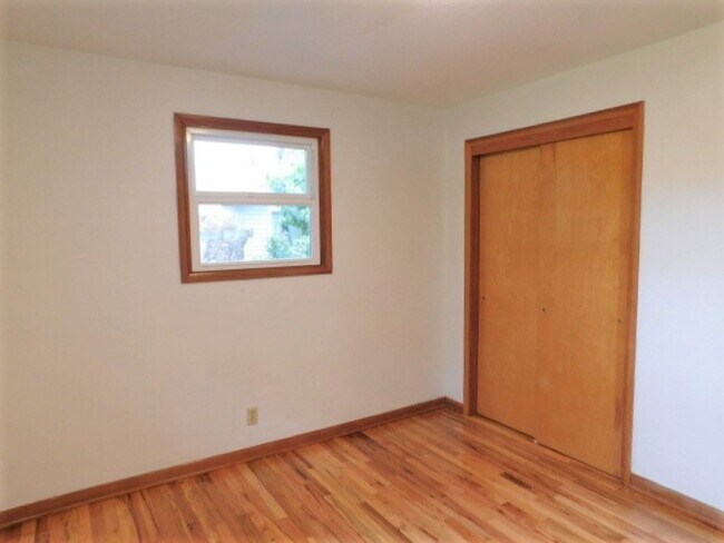 Building Photo - 3Bd/1.5Ba Single Story House - Available S...