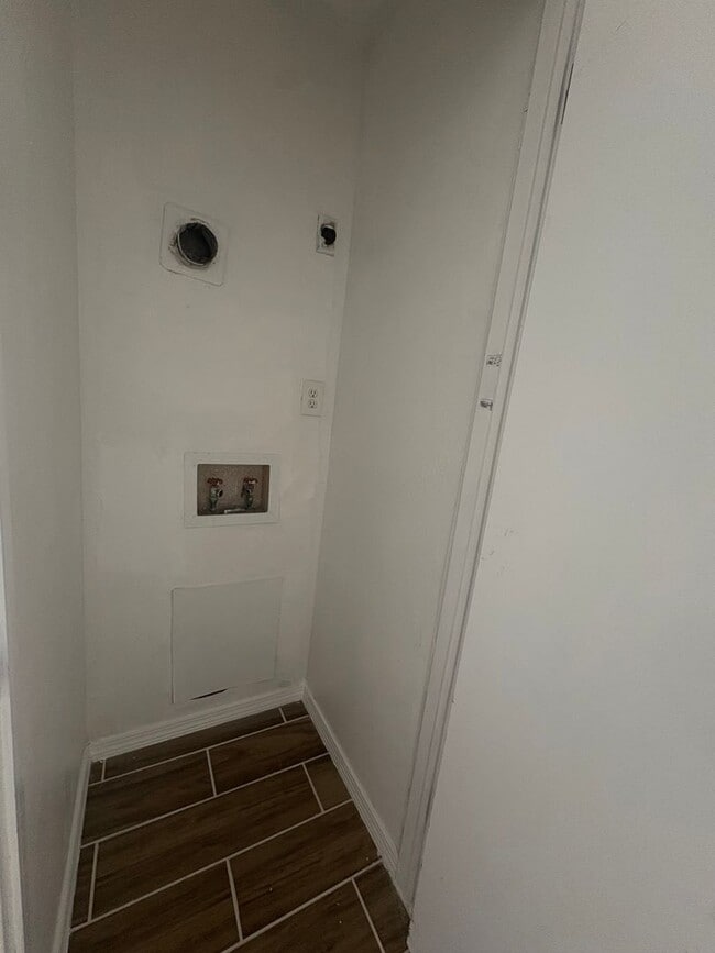 Building Photo - EASTSIDE DUPLEX FOR RENT