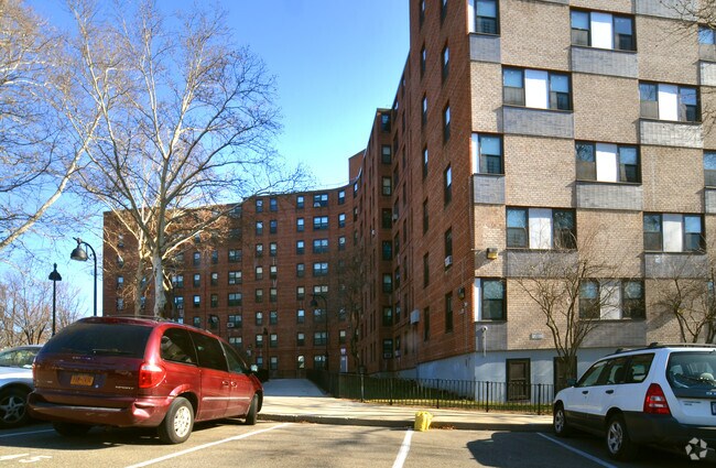 Building Photo - 807 Main St