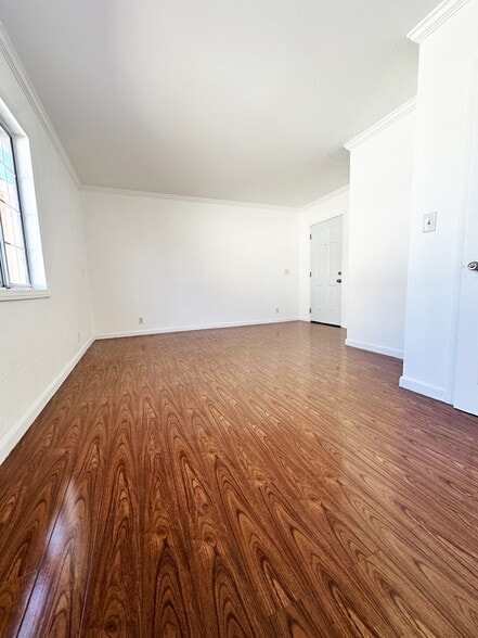 Unit 3 Room - 437 E 8th St