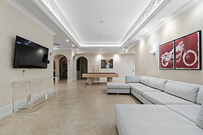 Building Photo - 718 N Rodeo Dr