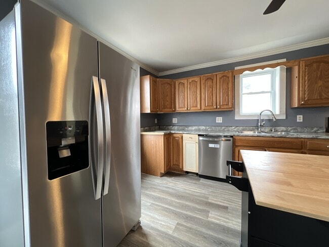 Building Photo - 2443 Division St